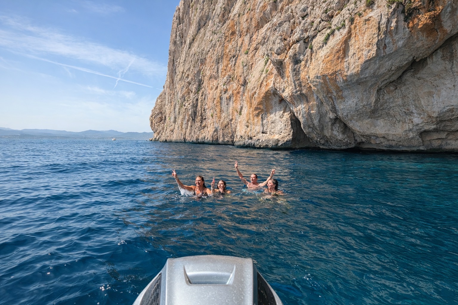 Bagno sul costone sud di Tavolara, pareti rocciose a picco sul mare