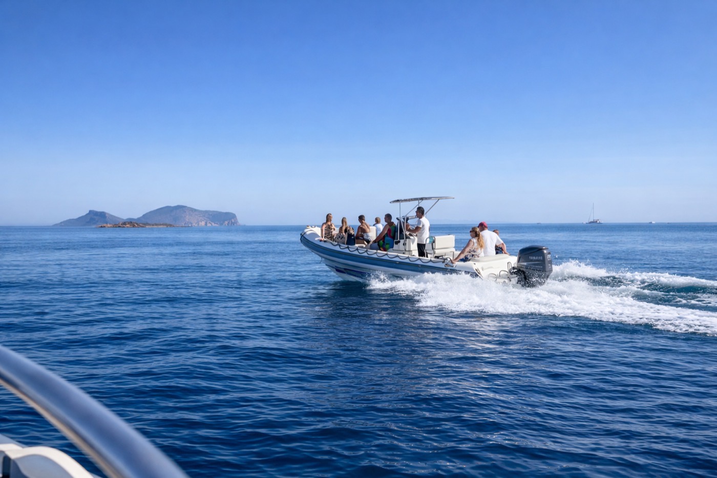 Gommone in navigazione verso Golfo Aranci con Figarolo sullo sfondo