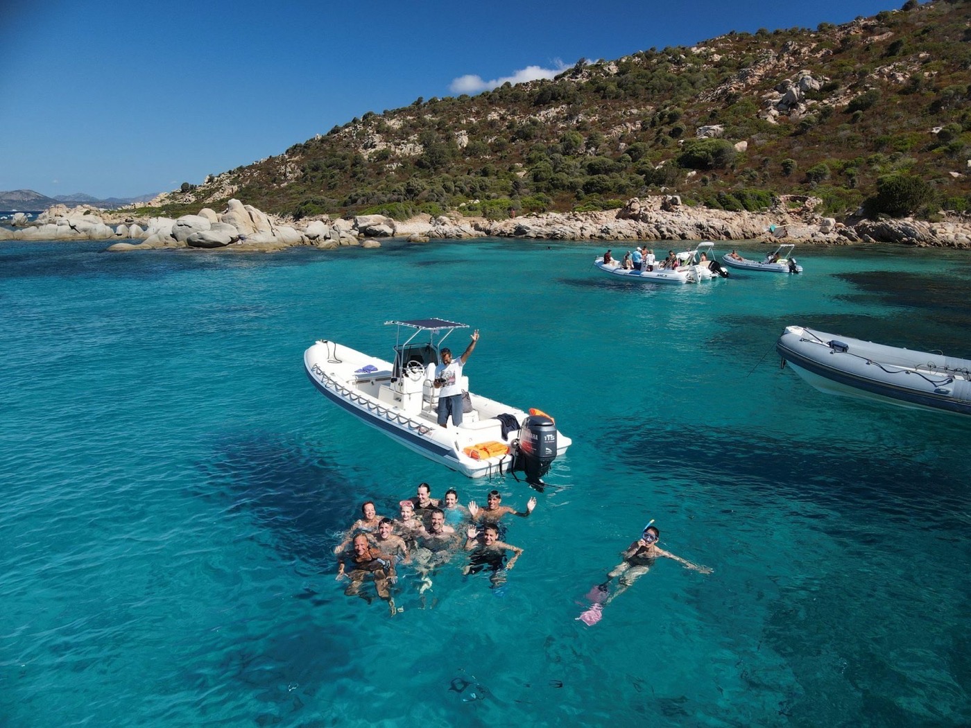 Gruppo a bordo del gommone durante un'escursione a Tavolara