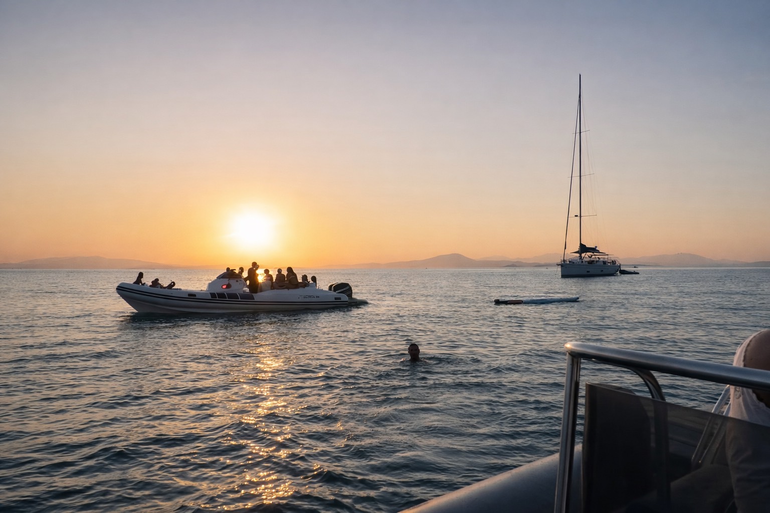 Bagno al tramonto nelle acque cristalline di Punta Est